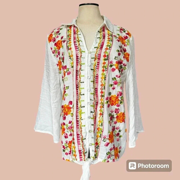 fig and flower Tops - Fig and flower embroidered button-up top size L Tie front floral boho